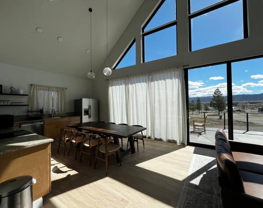 Red Rock Retreat Stunning Floor To Ceiling Views Villa Hatch Exteriör bild